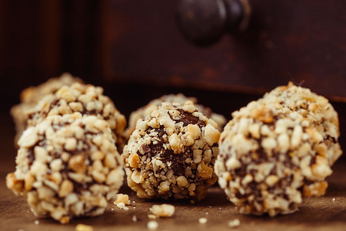 Schokopralinen mit Mandeln: Vegane Süßigkeiten aus nur 4 Zutaten ...