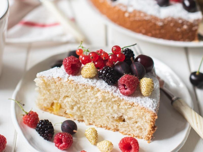 Skyrkuchen mit Beeren