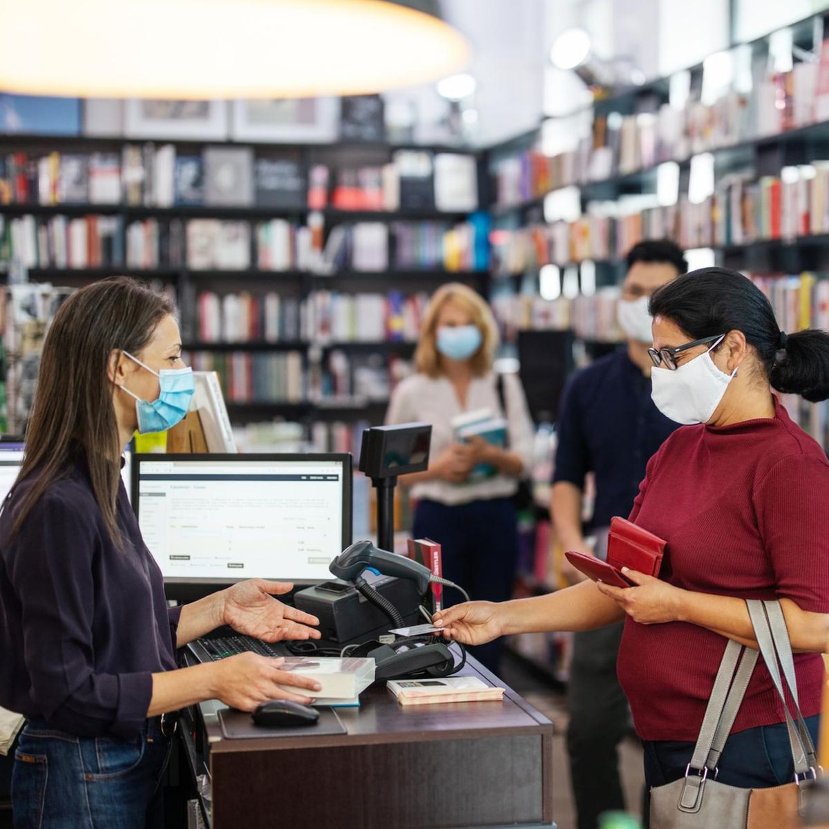 Frau mit Maske beim Einkaufen