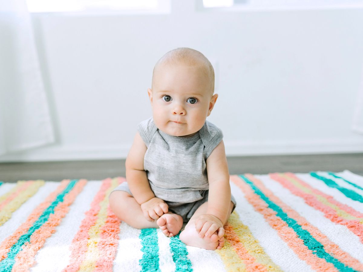 Großer Unterschied: Ab wann Babys sitzen können und ab wann sie es dürfen!