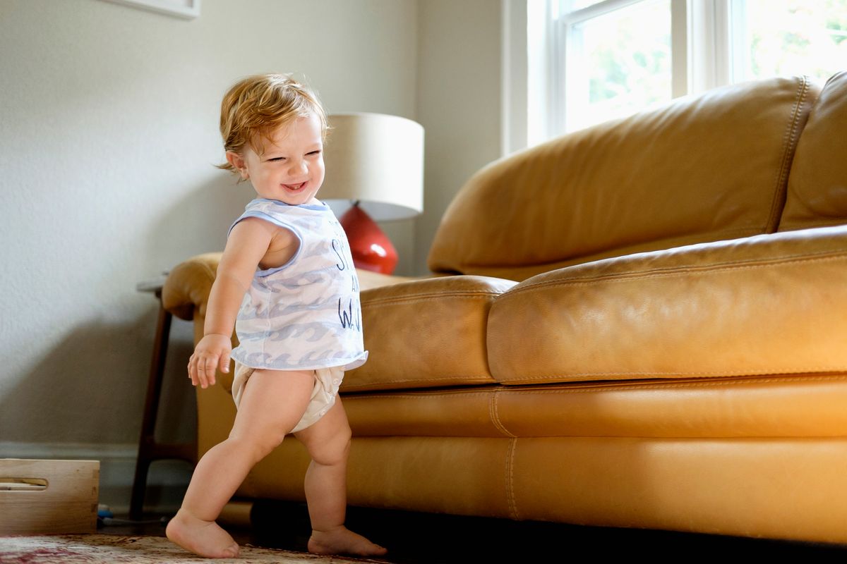 Sicher Laufen lernen: Tipps und Tricks für Babys erste Schritte