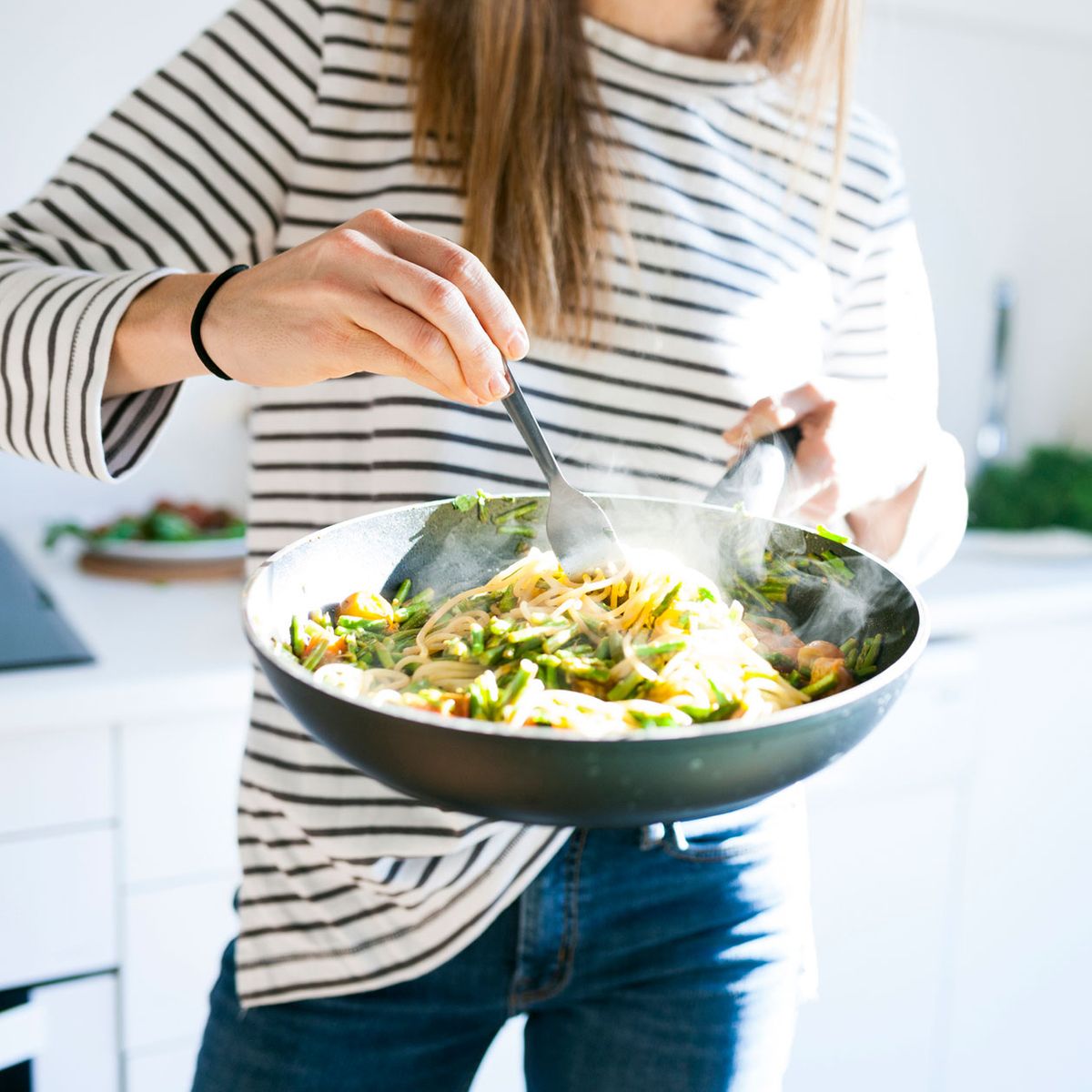 Strom sparen beim Kochen: 5 geniale Tipps, um den Geldbeutel zu schonen