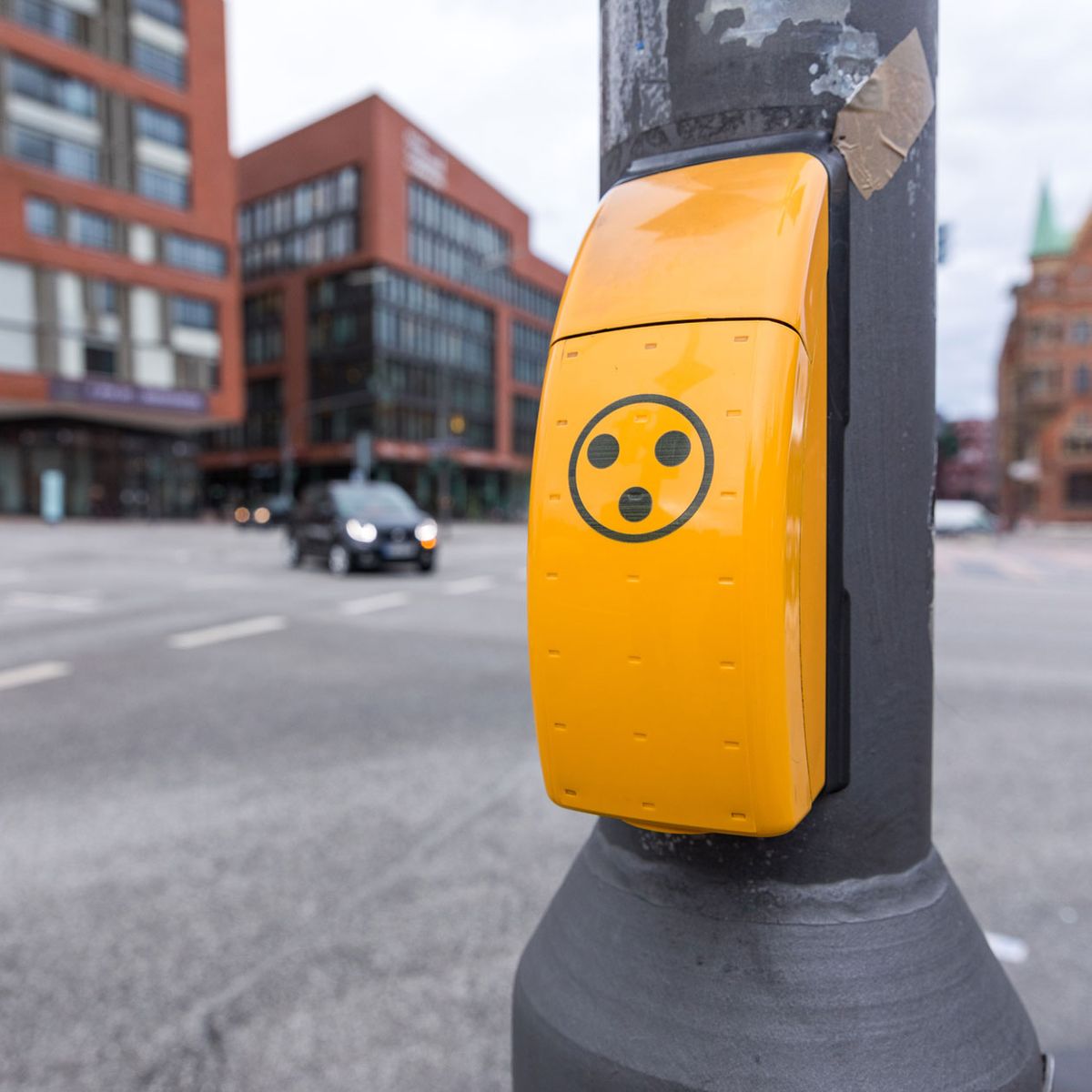 Aufgeklärt: DAS bewirkt der mysteriöse Knopf unter dem Ampelkasten