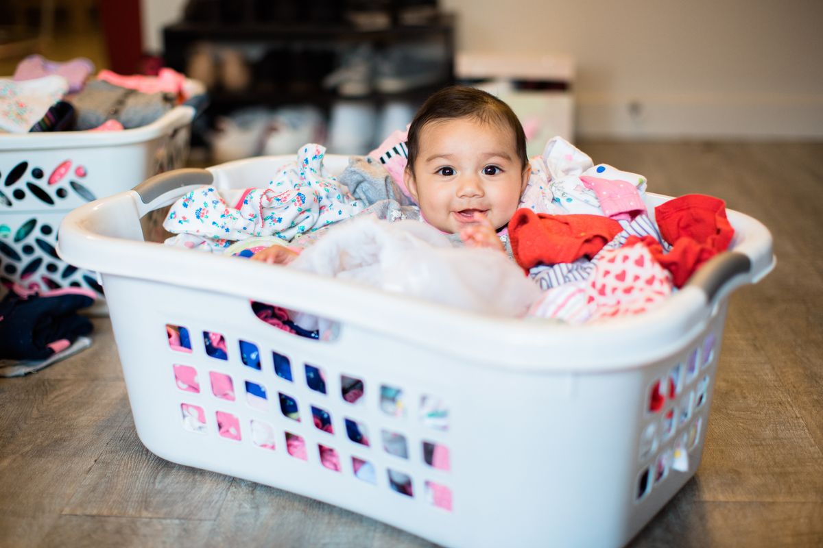 Babykleidung waschen: Praktische Tipps gegen Schadstoffe & Flecken