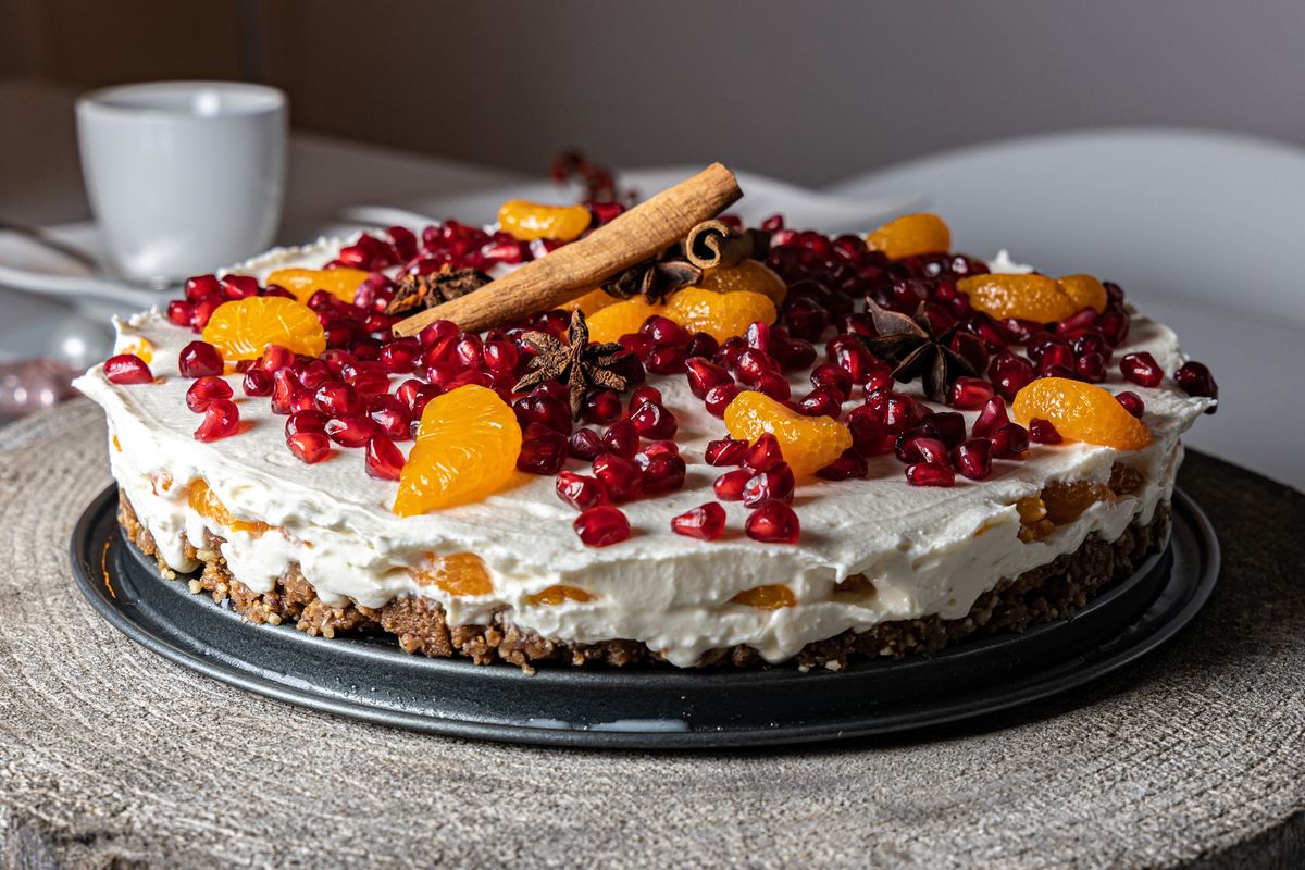 Spekulatiustorte mit Mandarinen und Granatapfelkernen.