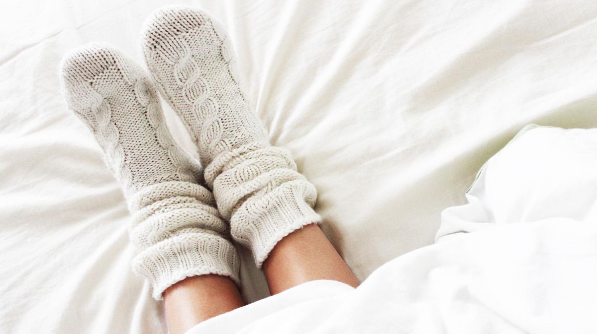 Kalte Füße stören beim Einschlafen? Mit diesen Tipps werden sie warm