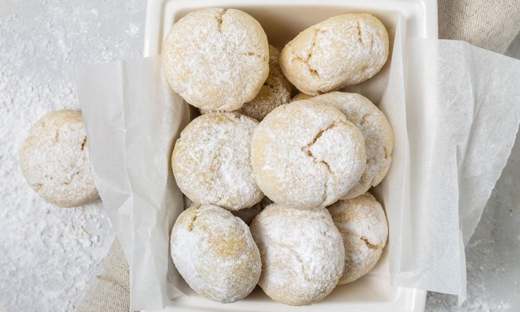 italienische Plätzchen Fior di Mandola auf weißem Hintergrund