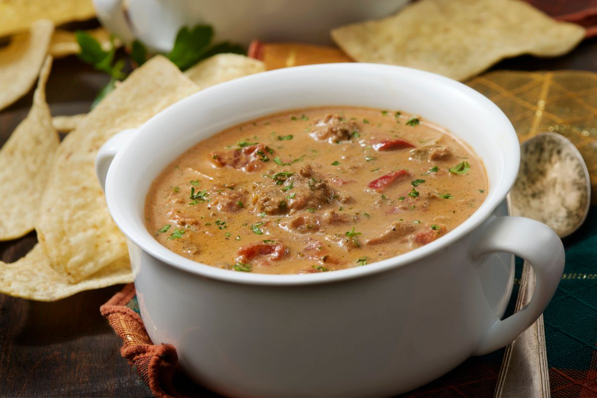 Hackfleisch-Käse-Suppe mit Tomaten