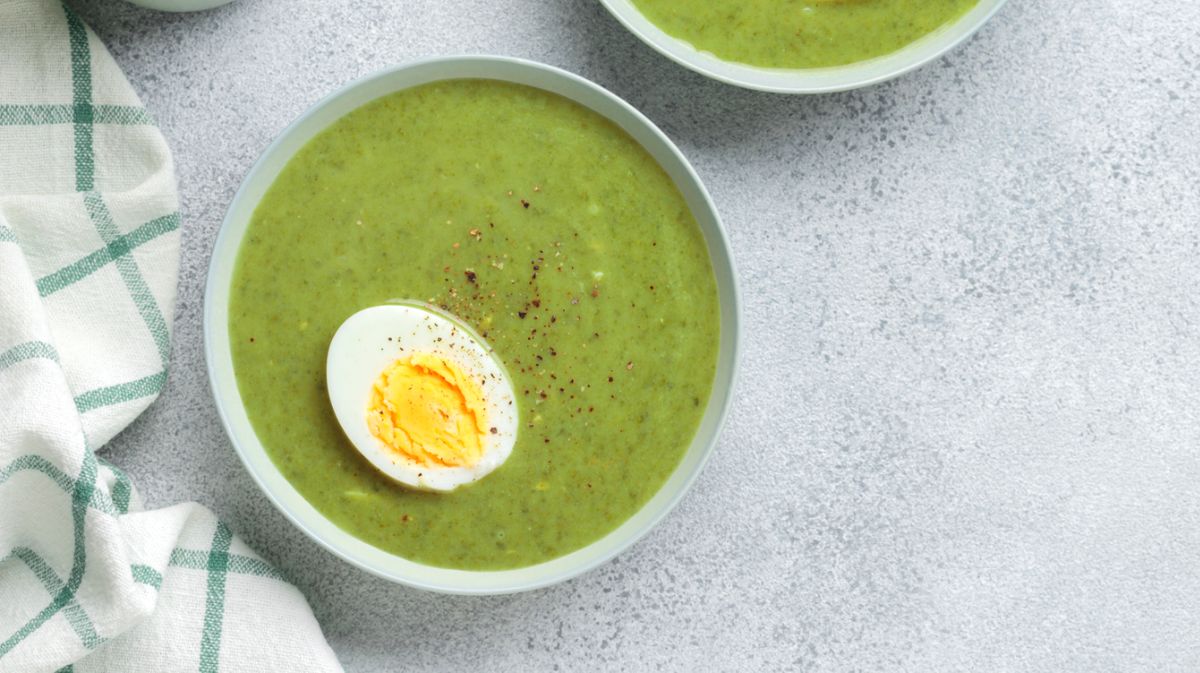 Leckere Kräutersuppe mit Ei