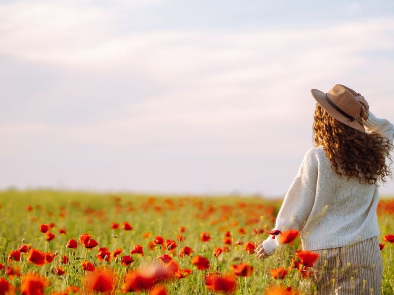 Frau im Blumenfeld