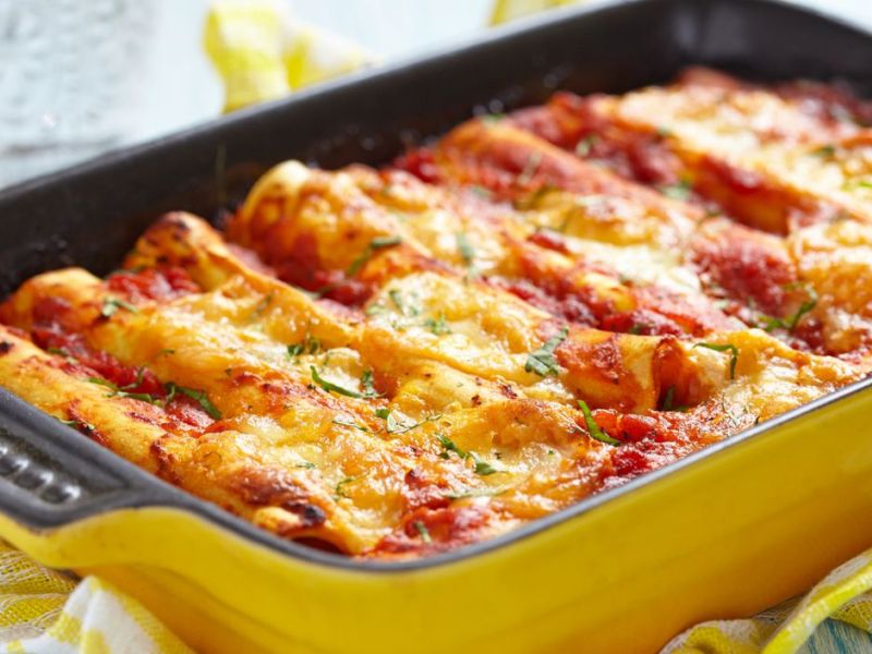 Cannelloni mit Hackfleisch-Füllung in einer Auflaufform