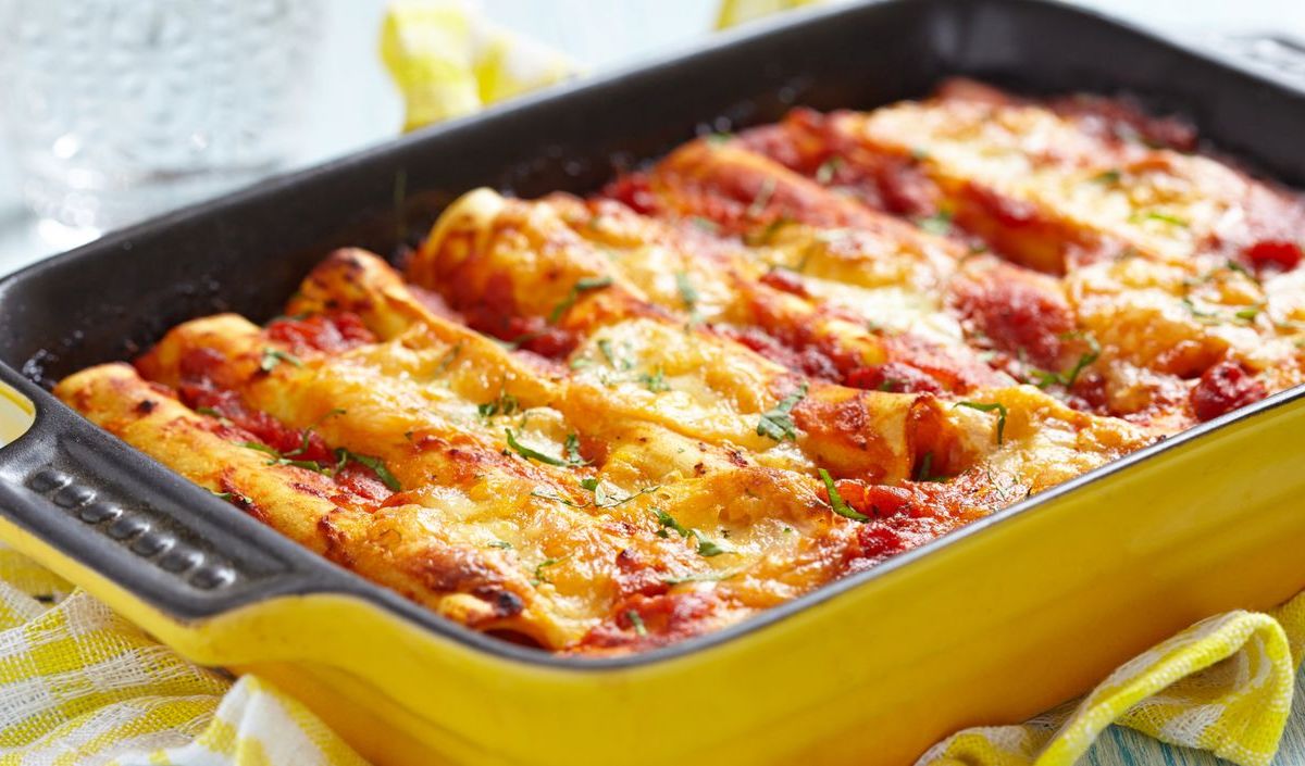 Cannelloni mit Hackfleisch-Füllung in einer Auflaufform