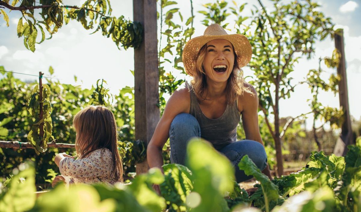 Lachende Frau im Garten