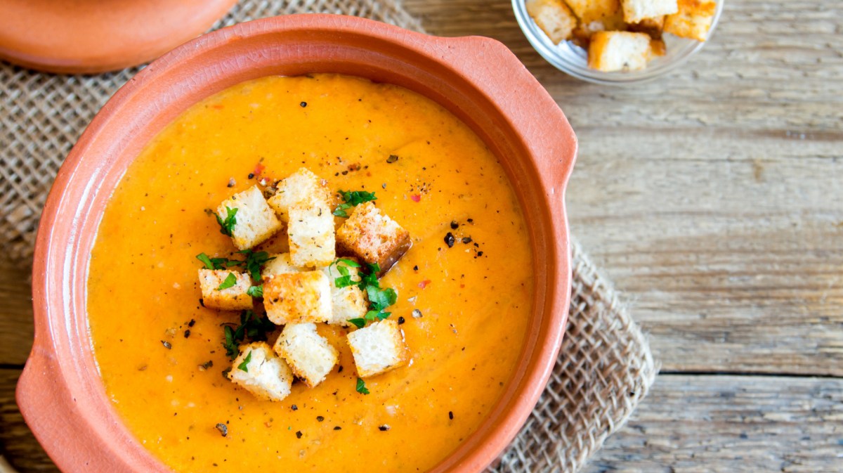 Tomatensuppe mit Croûtons.