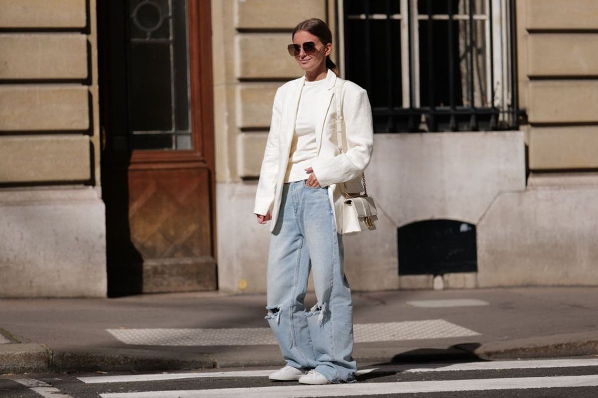 Frau mit Jeans und weißem Oberteil, Streetstyle-Fotografie