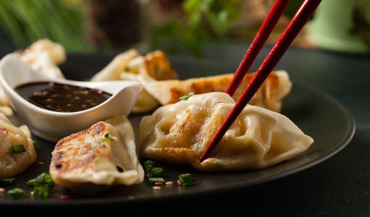 Gyoza werden mit Stäbchen gegessen