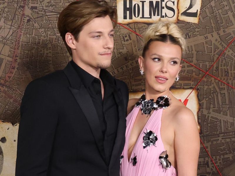 Millie Bobby Brown (19) und Jake Bongiovi (20) auf dem roten Teppich von Netflix-Film "Enola Holmes 2"