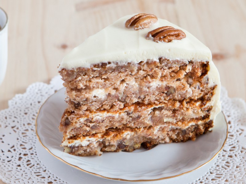 Schichtkuchen mit Frosting und Pekannüssen.