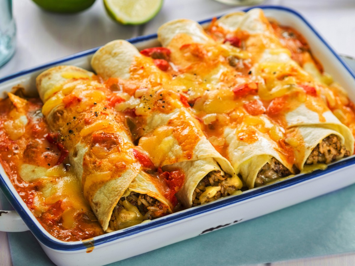 enchiladas in auflaufform mit käse überbacken.