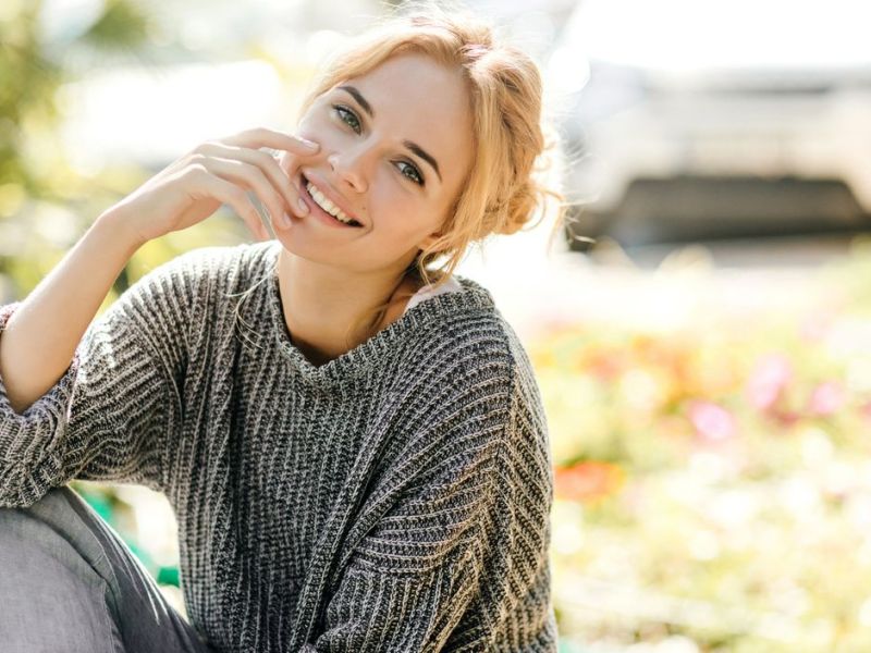 Blonde Frau lächelt in die Kamera 