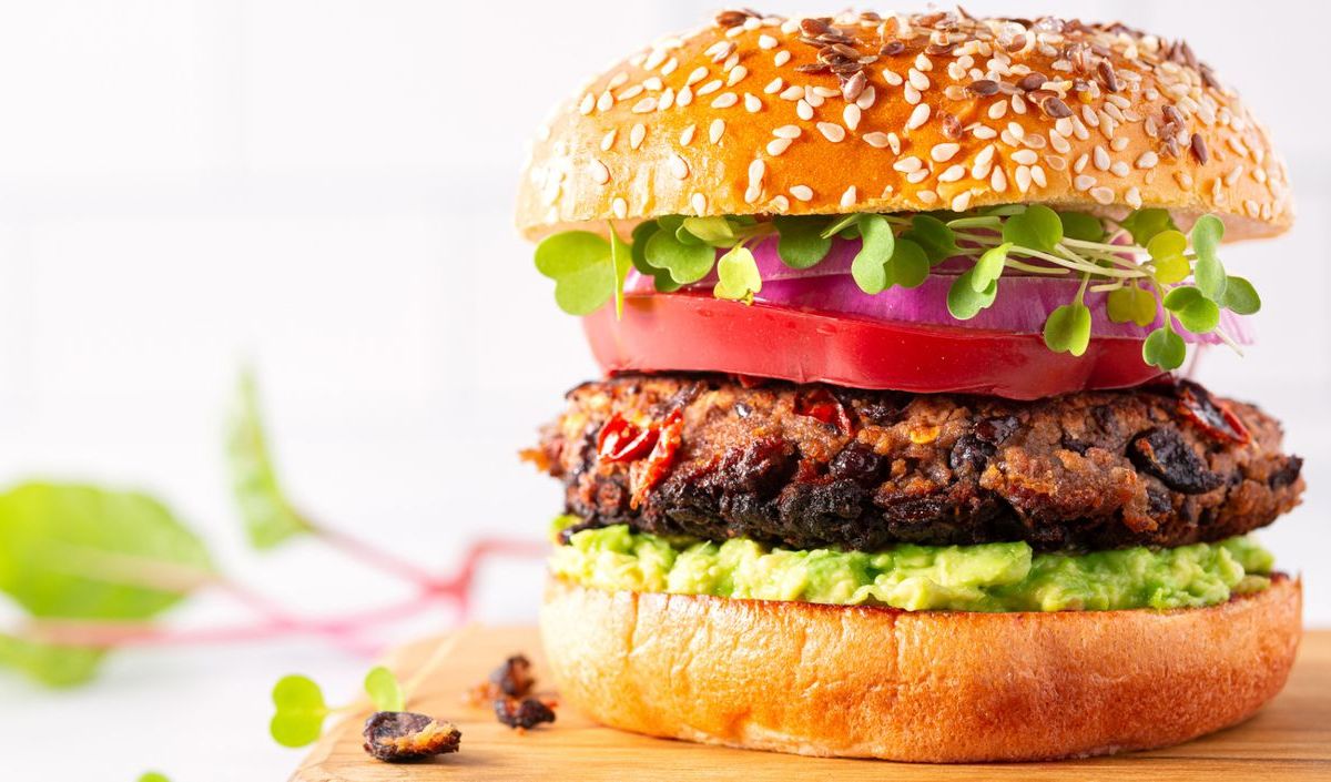 Vegetarischer Burger mit Kidneybohnen-Pattie und Guacamole.