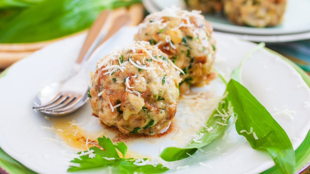 Bärlauchknödel auf einem weißen Teller.