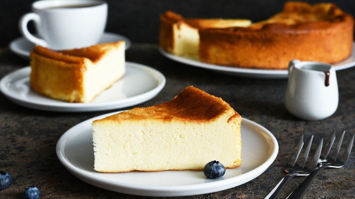 Käsekuchen auf weißem Teller.