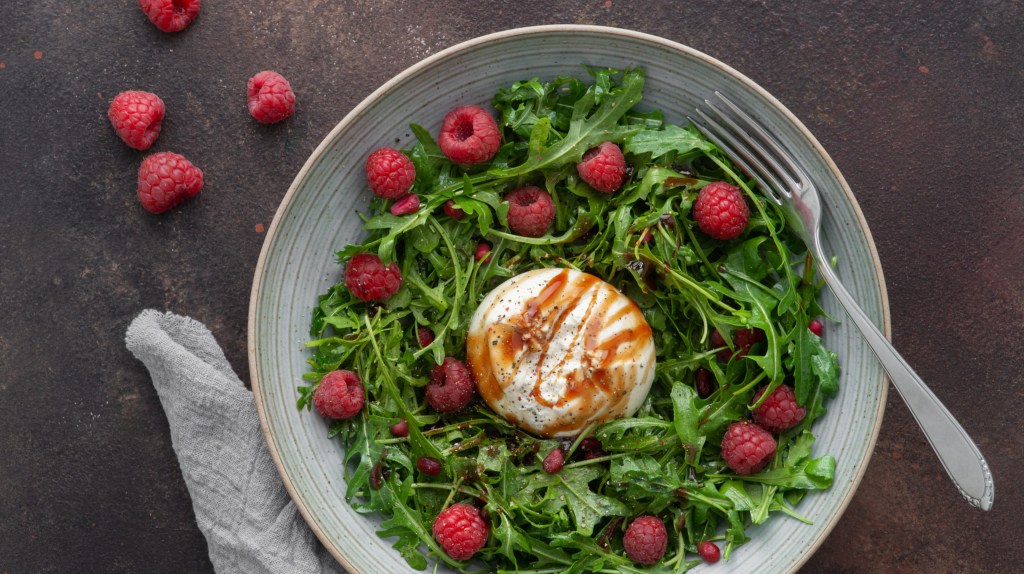 Rucola mit Himbeeren und Burrata