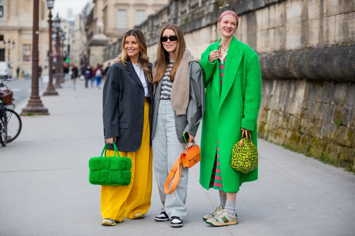 Streetstyle Kopenhagen Fashion Week mit verschiedenen Trend Sneakern.