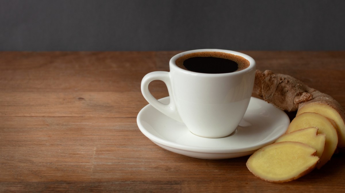 Kaffee mit Ingwer auf dem Tisch