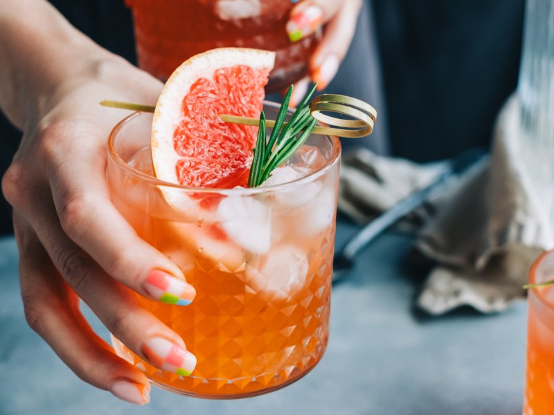 Cocktail mit Grapefruit und Thymian.