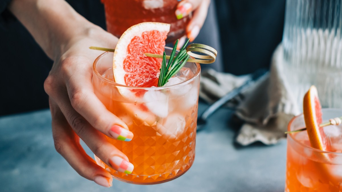 Cocktail mit Grapefruit und Thymian.