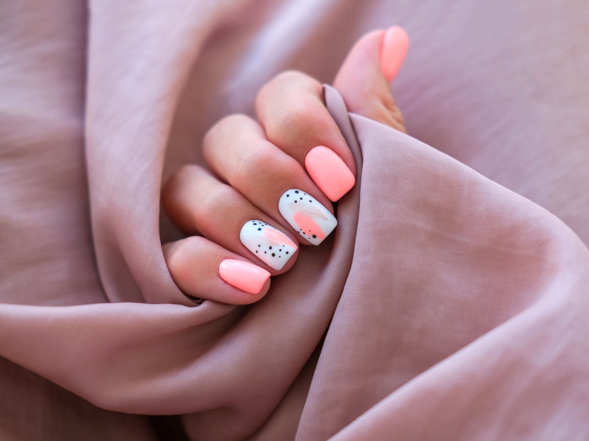 Buntes Nageldesign mit Press-on-Nails