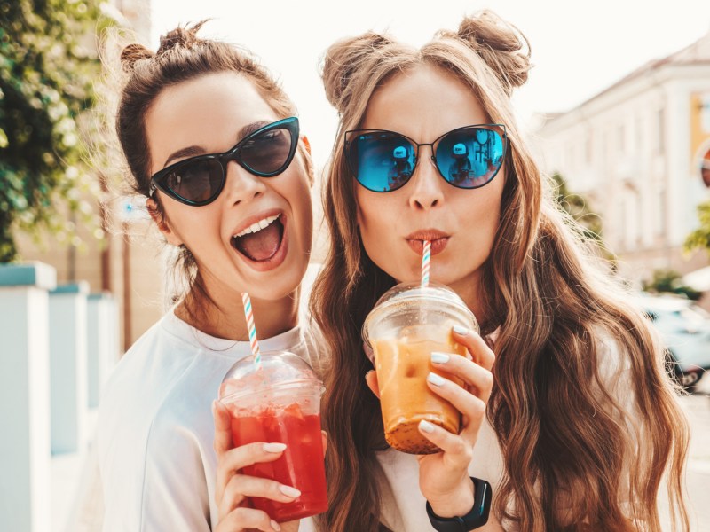 Zwei Frauen trinken einen Shake im Sommer.