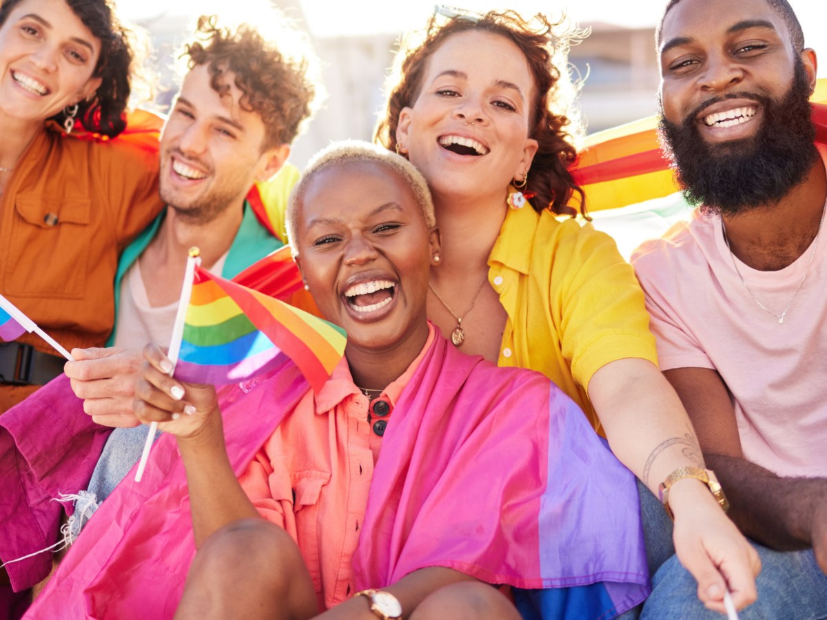 Eine diverse Gruppe Freunden feiert Pride-Month.