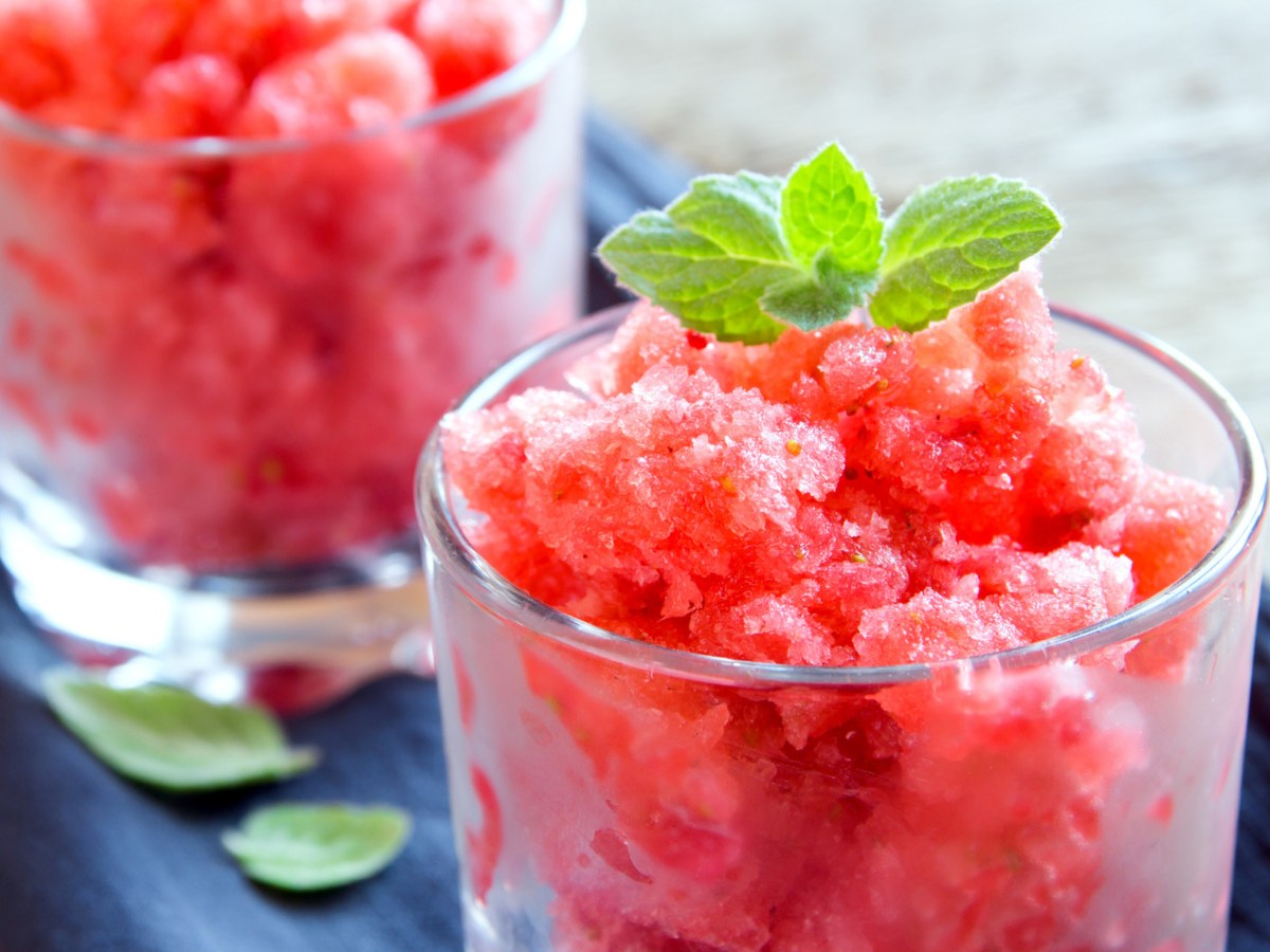 Granita aus Erdbeeren auf zwei Gläser aufgeteilt.