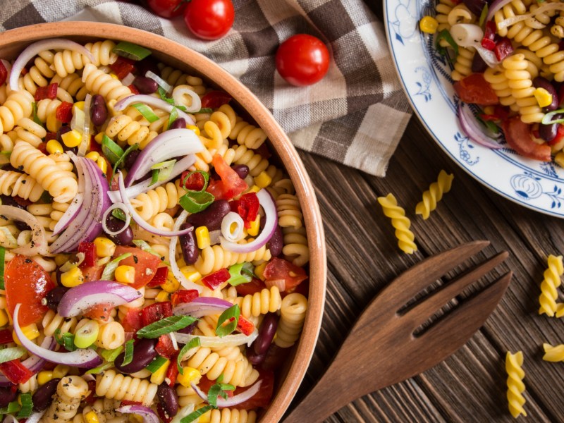 Nudelsalat Mexiko mit Zwiebeln und Bohnen.