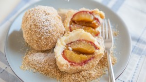 Pflaumenknödel mit Zimt und Zucker.