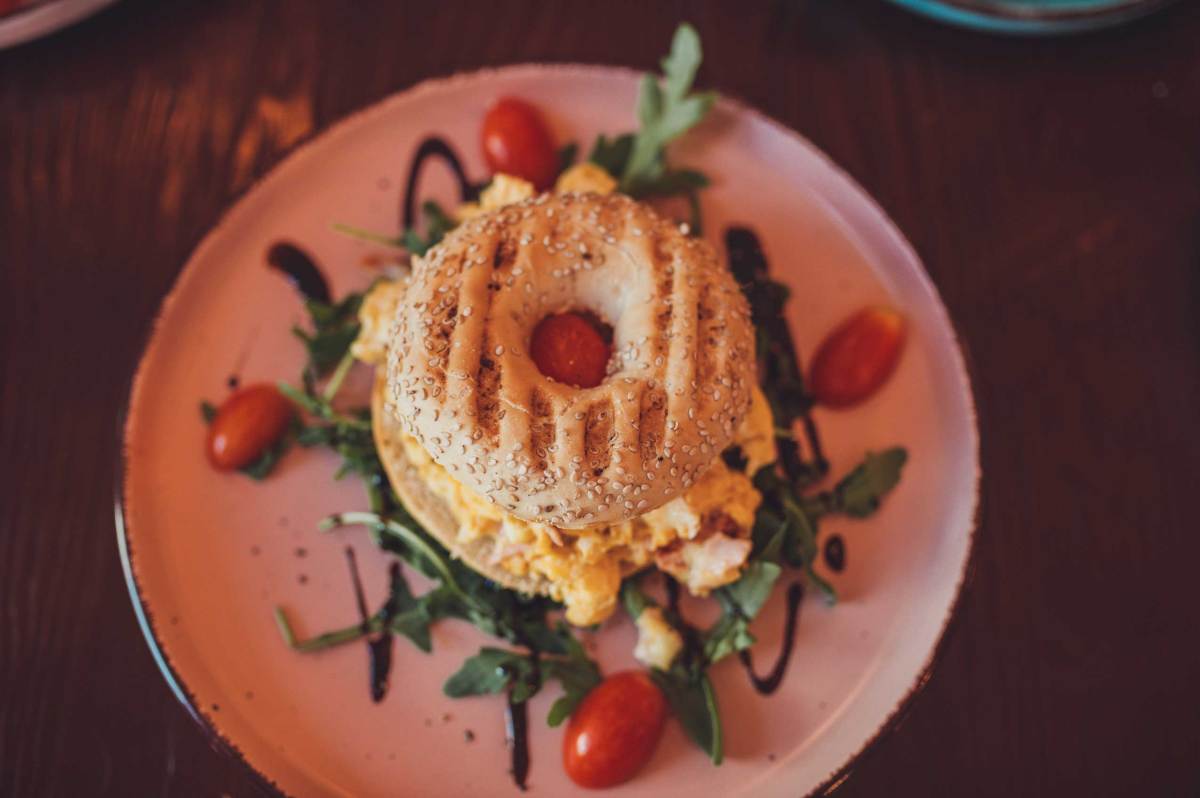 Frühstücks-Bagel mit frischen Zutaten