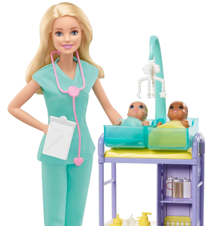 Barbie als Kinderärztin vor weißem Hintergrund mit zwei Barbie-Babys in Betten von Mattel