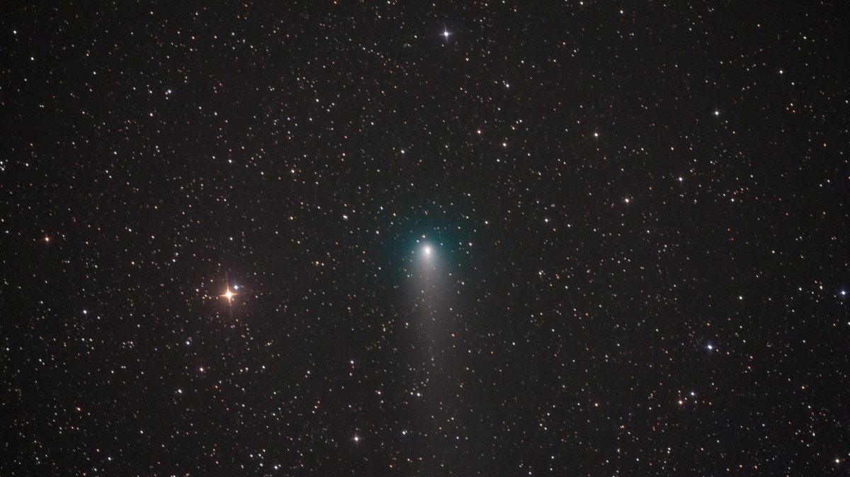 Weltall mit Sternen am Himmel, die teilweise mehr leuchten als andere