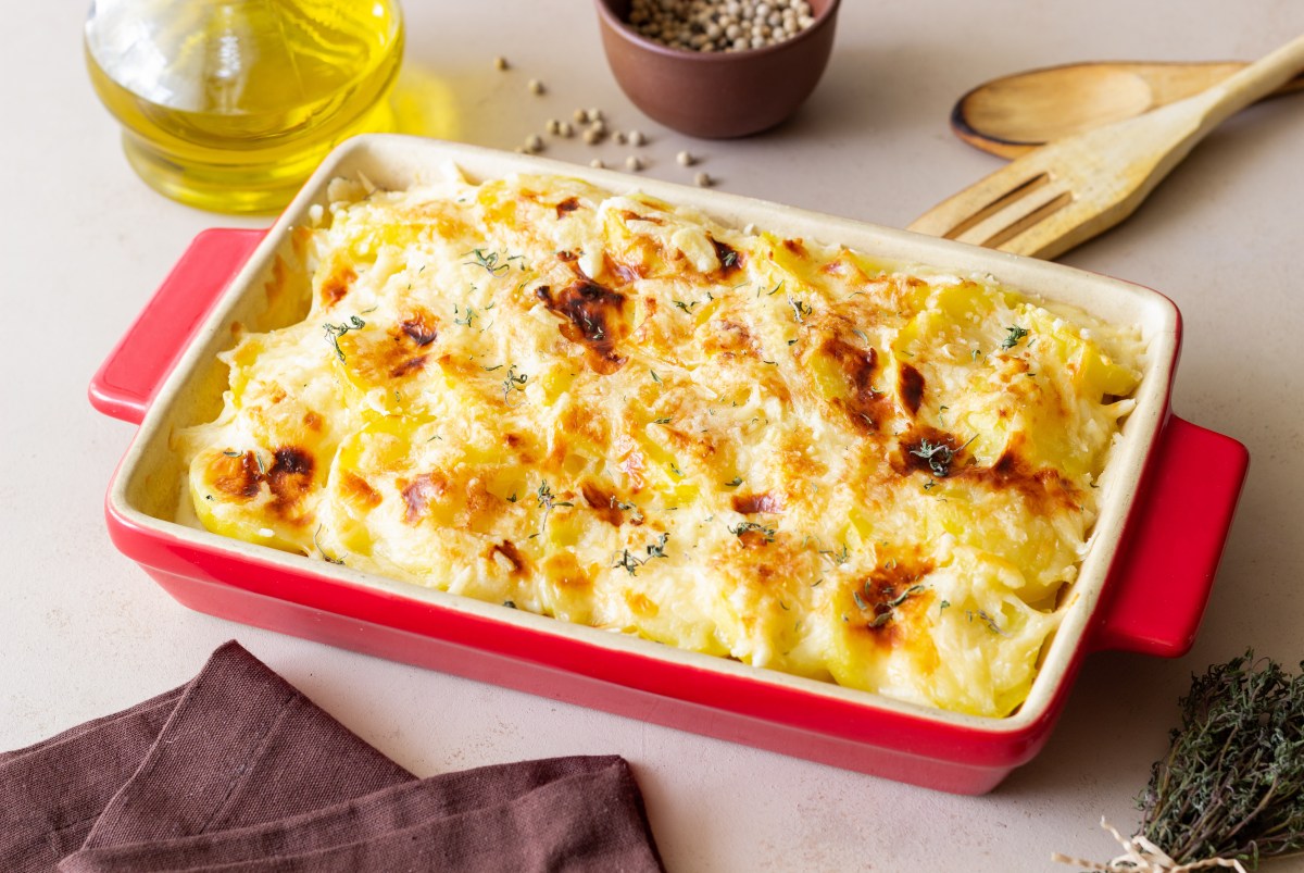 Dauphinois Kartoffelgratin in roter Ofenform