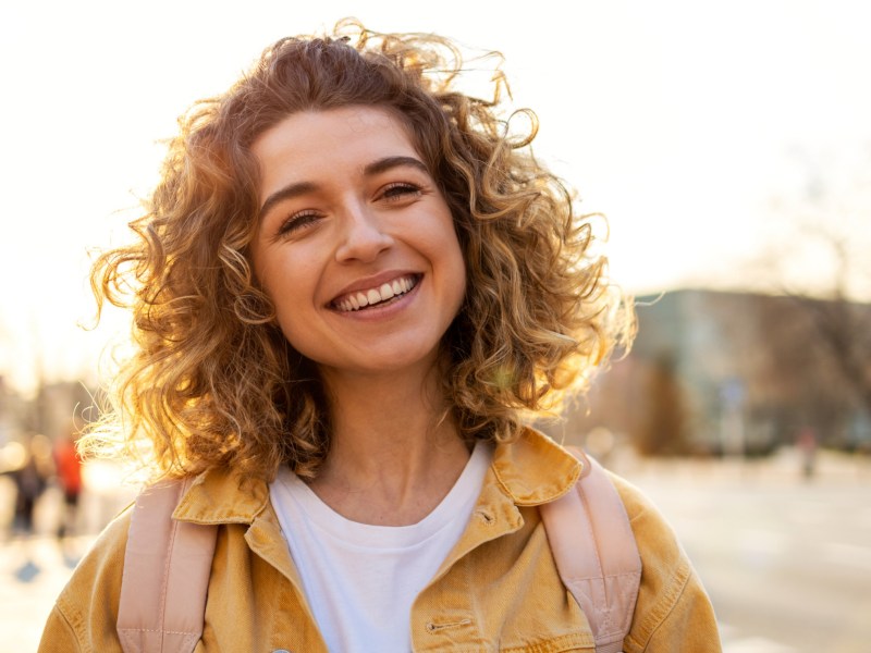 Lächelnde Frau mit hellen Locken