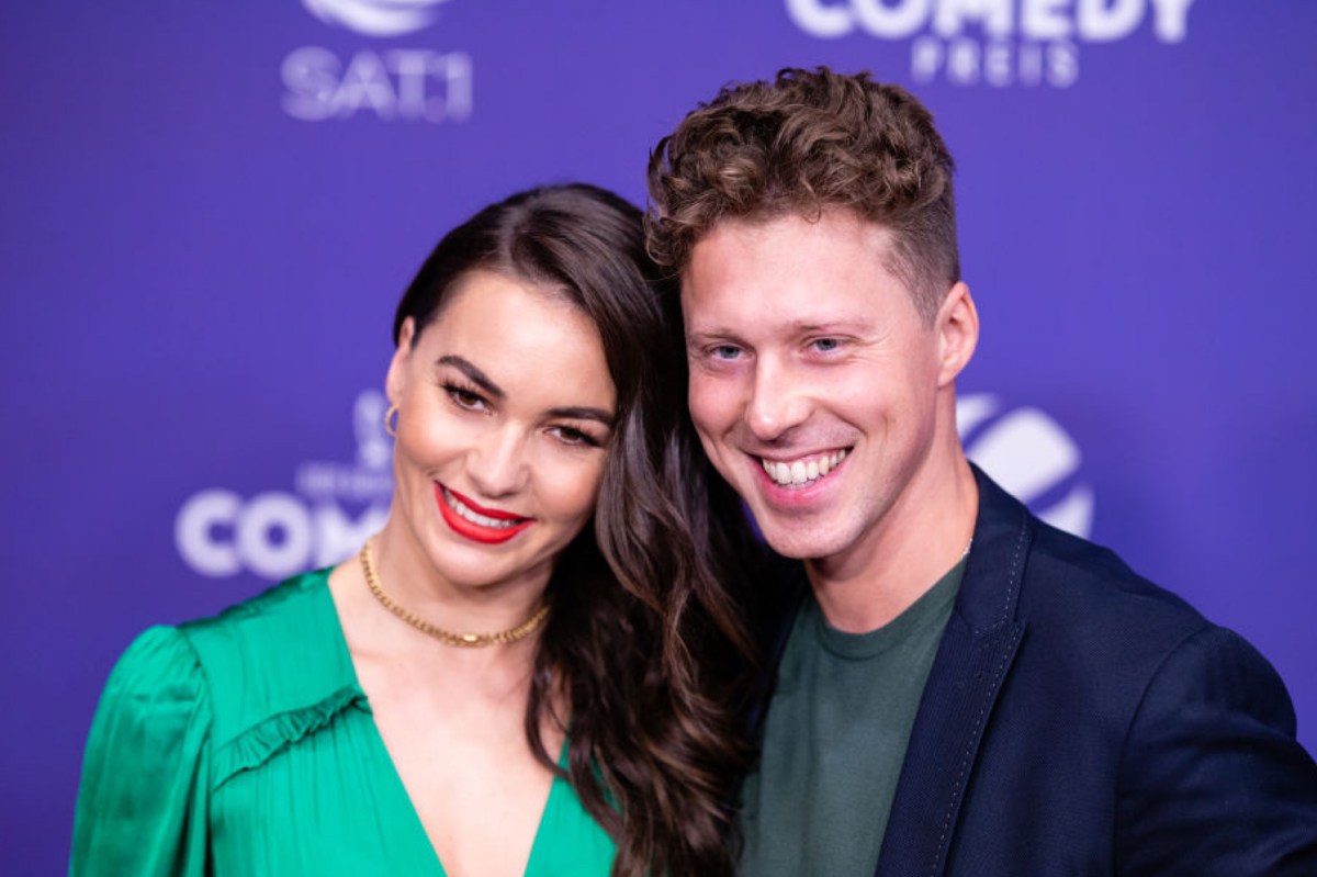 Renata und Valentin Lusin bei einem Event lächeln.