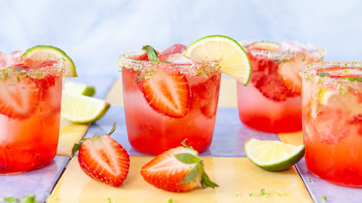 Cocktails mit Erdbeeren.