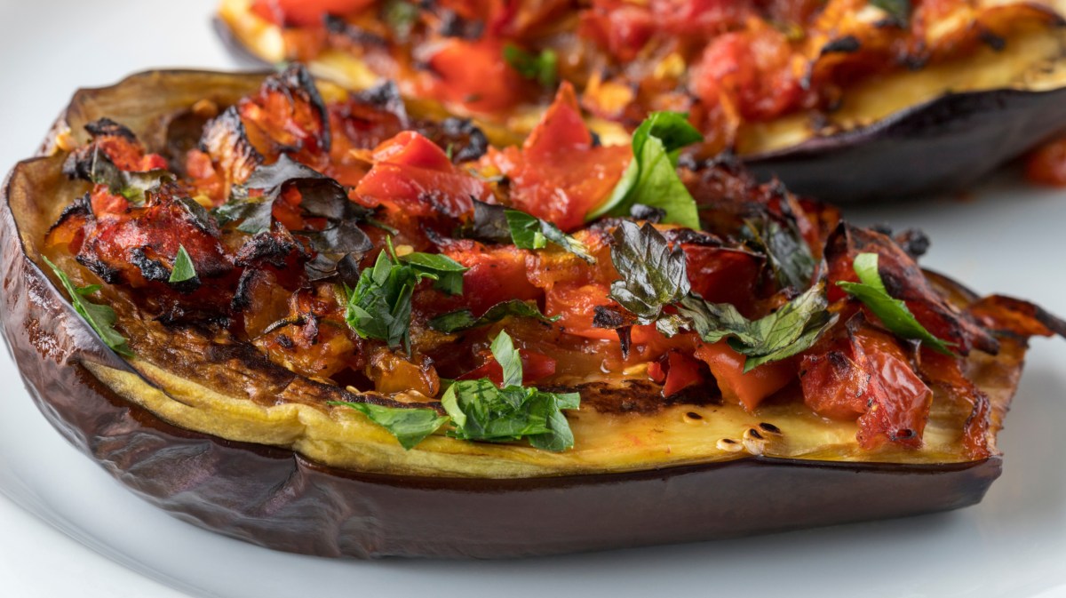 Geschmorte Aubergine gefüllt mit Tomaten und Paprika.