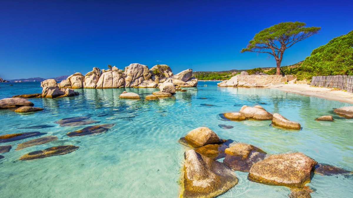 Strand und Felsen auf Korsika