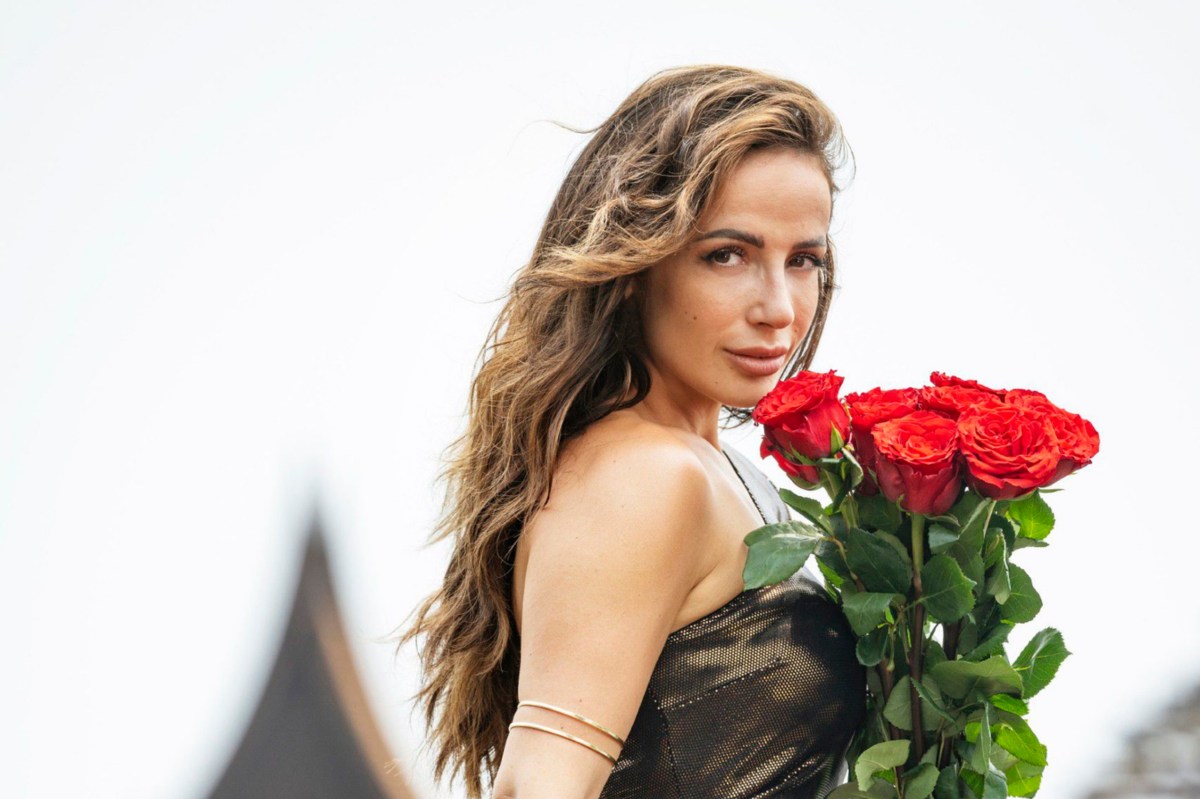 Bachelorette Jennifer Saro hat viele Rosen in der Hand.