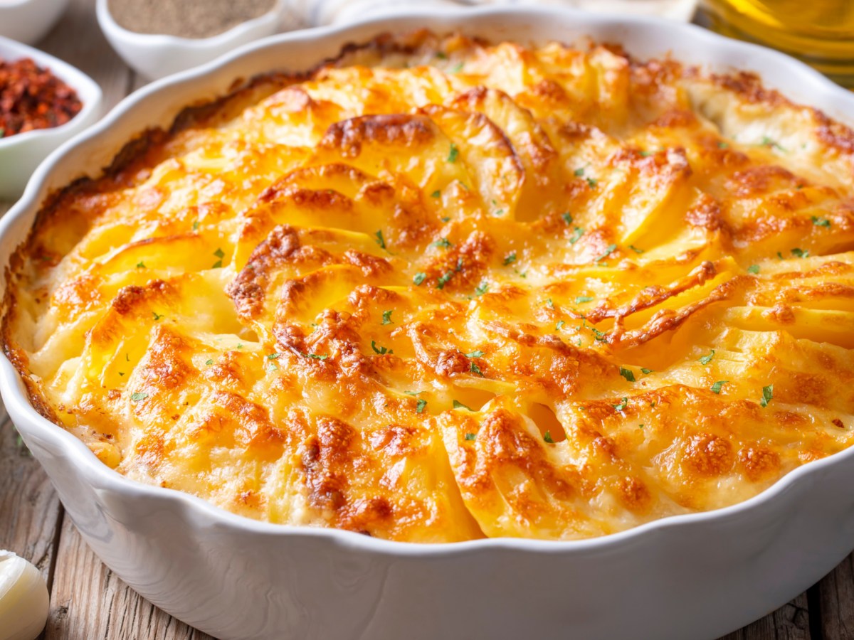 Kartoffelgratin in weißer Auflaufform.