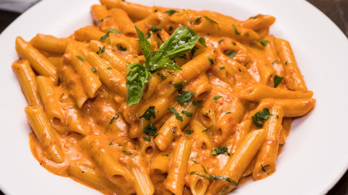 Penne in cremiger Tomaten-Wodka-Soße.